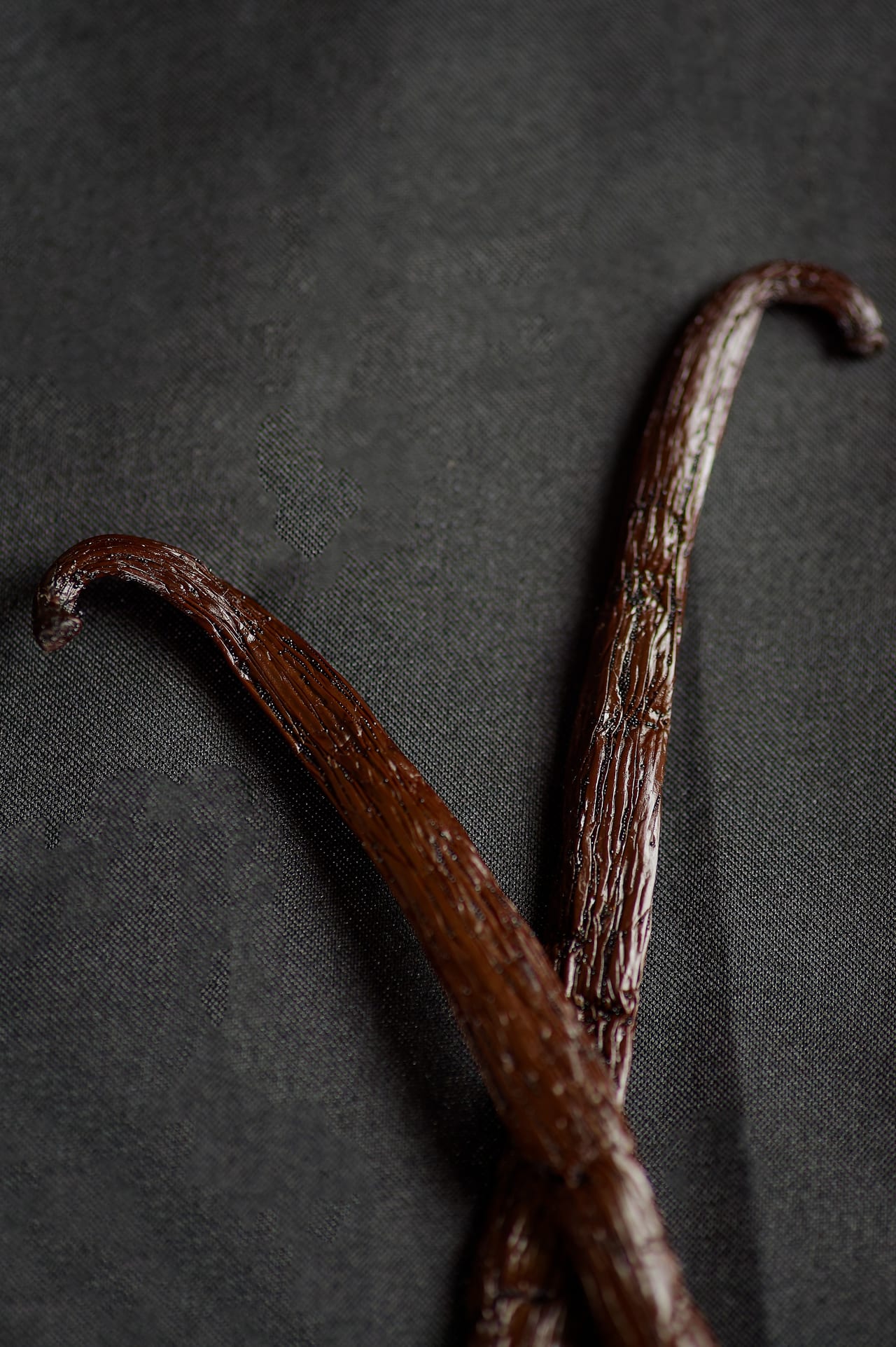 Two Bourbon vanilla pods crossed, 16-17 cm grade